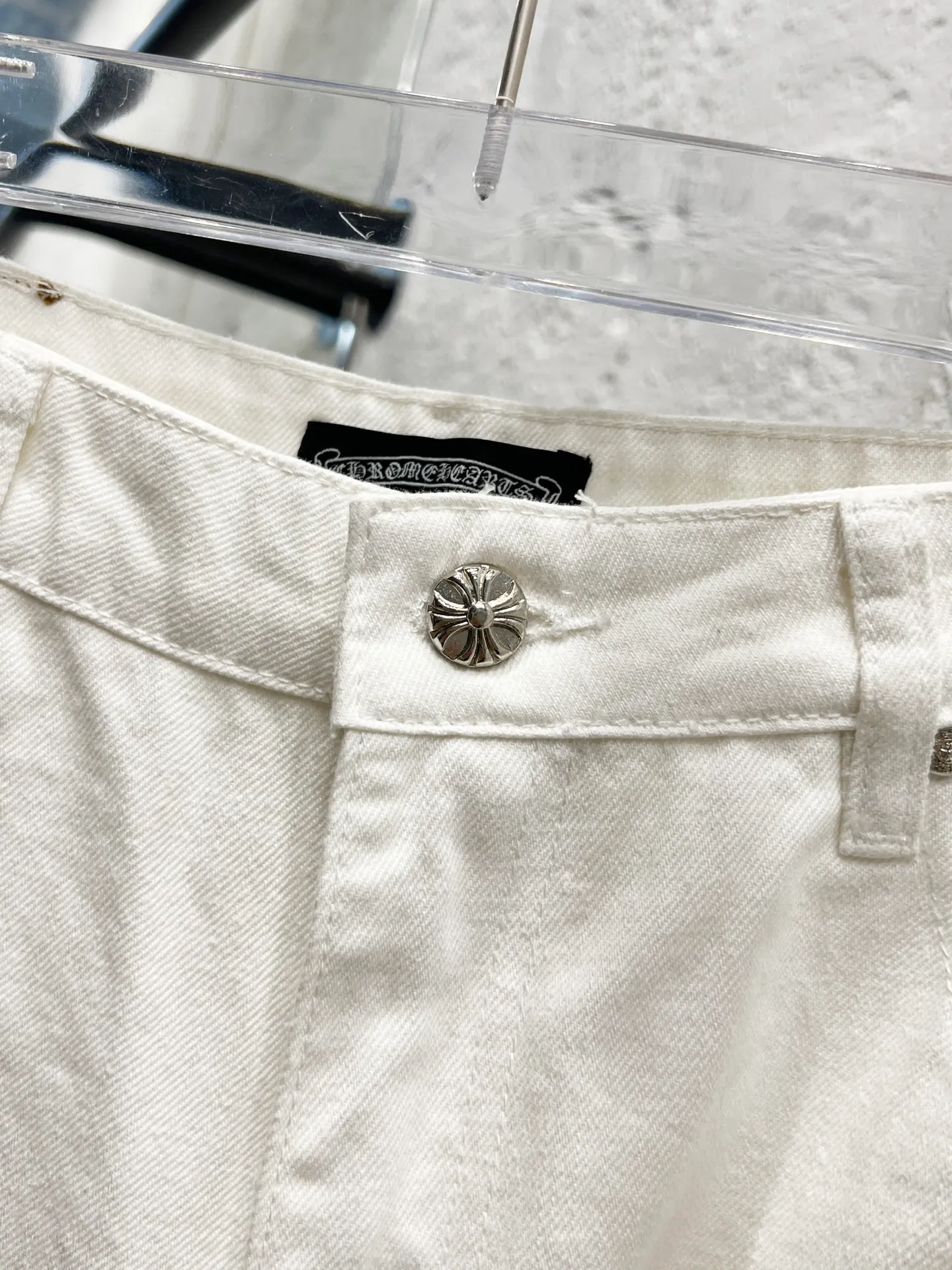 P250 Style number: H852 Chrome hearts & Chrome hearts 25ss blue leopard print cross patch leather jeans Chrome hearts’ logging pants are here! ! ! CH Croix Heart Double Knee Cross Patch Leather Bo1 Style Logging Pants Straight-leg Work Pants B136 Croix Heart Cross Sanskrit Overalls Price 24W Level, patchwork cross pattern embellishment, high-waisted washed jeans! ! Absolutely high-end luxury products, 1.9W level god-level single products, super popular products, made by top heavy industry, not to be missed. About Zangyin, this is an extremely luxurious fashion brand, which can also be called the nobles of the high street. It has always been an exclusive brand of some hipsters or rich second generation. Compared with ordinary high streets, it is more luxurious and noble. Compared with luxury brands, it has a more fashionable personality and has always been a brand that I have a special liking for. Imported yarn is custom-woven into high-density twill canvas, which ensures a crisp silhouette while also making the fabric feel very delicate. It follows the B01 classic silhouette, with a crisp and stylish upper body. The ready-made garments are stone-ground and fermented and washed, so they can be matched with any style. Buttons and zinc-brushed washable genuine YKK retro metal products. Double-layered canvas on the front. Perfect details. All hardware is perfect. Size: 30-32-34-36 Color: white pants, blue leather, leopard print